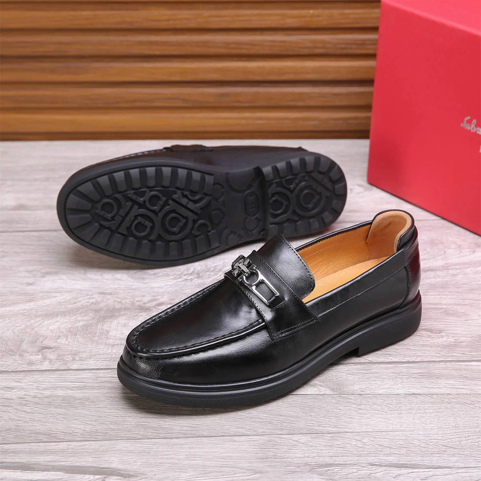 Men's shoes 💰460 🕷🕷🐂【Ferragamo】Ferragamo Popular fashionable casual shoes🇨🇳Official website counter 1:1 production, original mold opening💯Good quality visible, imported high-end first-layer waxed calfskin, water-dyed🐂leather lining🌿very clear texture, high-quality waterproof, non-slip and wear-resistant outsole🎋high quality and low price, truly handmade🍓Black optional! Code number 38-44 (45-46 customized)......